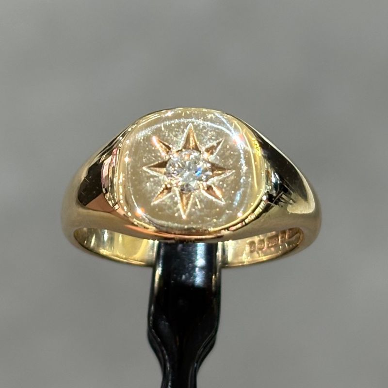 Pre-Owned 9ct Yellow Gold 0.16ct Diamond Set Signet Ring
