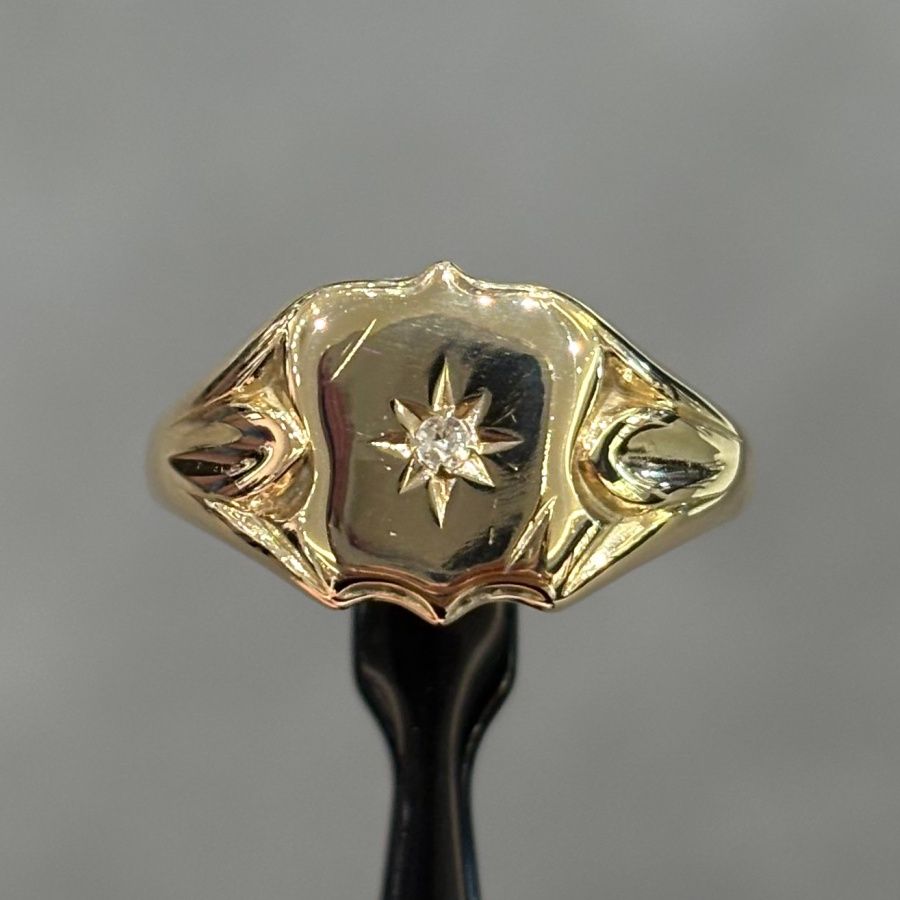 Pre-Owned 9ct Yellow Gold Shield Diamond Signet Ring Pre-Owned 9ct Yellow Gold Shield Diamond Signet Ring