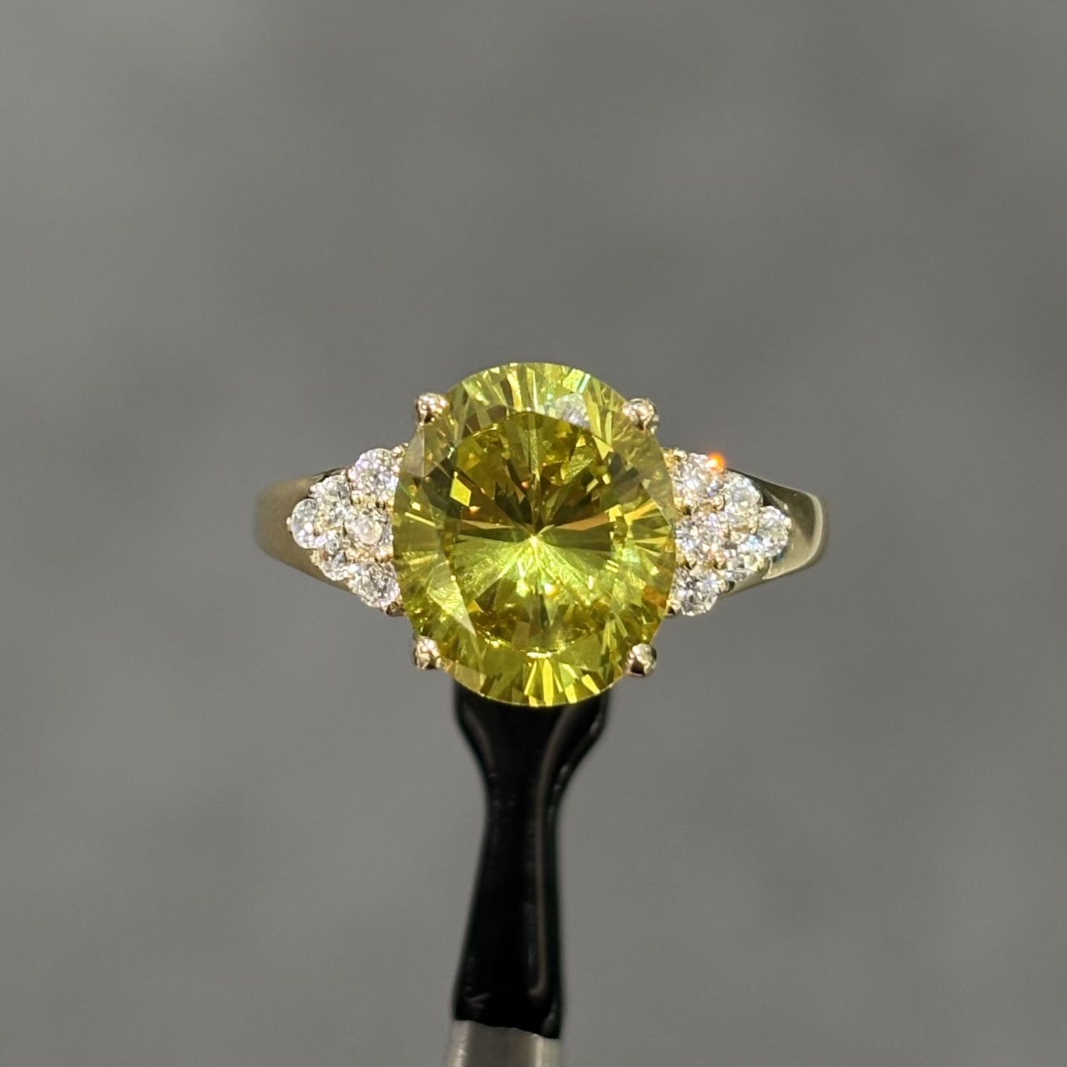 Pre-Owned 9ct Yellow Peridot &amp; CZ Ring