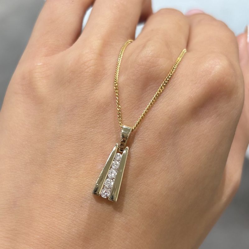 Pre-Owned 9ct Yellow Gold 0.20ct Diamond Tapered Pendant Pre-Owned 9ct Yellow Gold 0.20ct Diamond Tapered Pendant