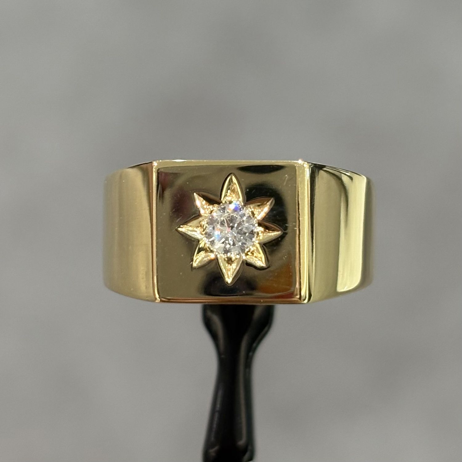 Pre-Owned 18ct Yellow Gold 0.20ct Diamond Set Gents Signet Ring Pre-Owned 18ct Yellow Gold 0.20ct Diamond Set Gents Signet Ring