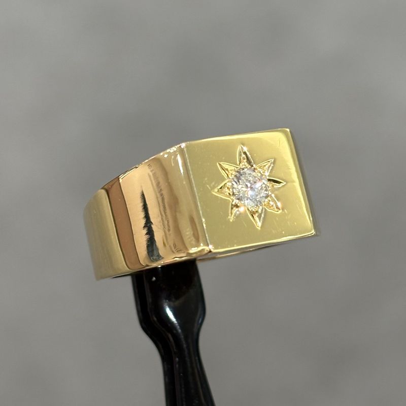 Pre-Owned 18ct Yellow Gold 0.20ct Diamond Set Gents Signet Ring