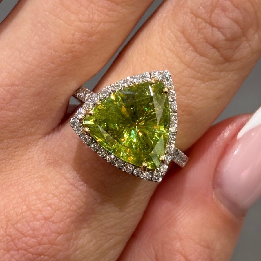 Pre-Owned 18ct Yellow Gold 4.30ct Peridot &amp; 0.20ct Diamond Ring