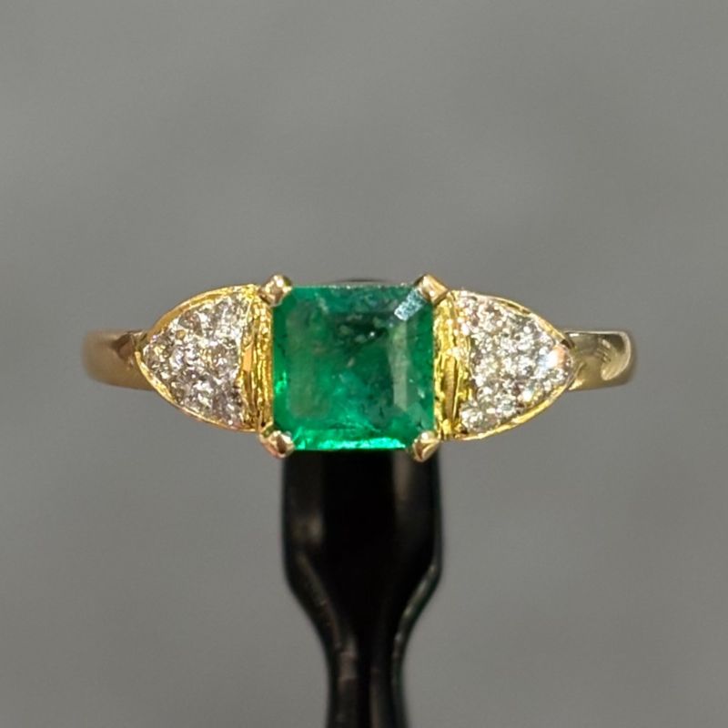 Pre-Owned 18ct Yellow Gold 0.50ct Emerald & 0.12ct Diamond Ring Pre-Owned 18ct Yellow Gold 0.50ct Emerald & 0.12ct Diamond Ring