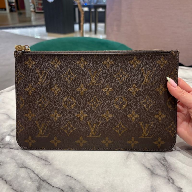 Pre-Owned Louis Vuitton Monogram Neverfull Pochette Pre-Owned Louis Vuitton Monogram Neverfull Pochette
