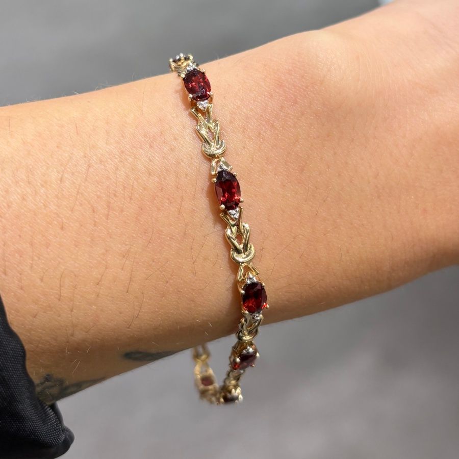 Pre-Owned 9ct Yellow Gold 5.50ct Garnet & Diamond Set Bracelet Pre-Owned 9ct Yellow Gold 5.50ct Garnet & Diamond Set Bracelet