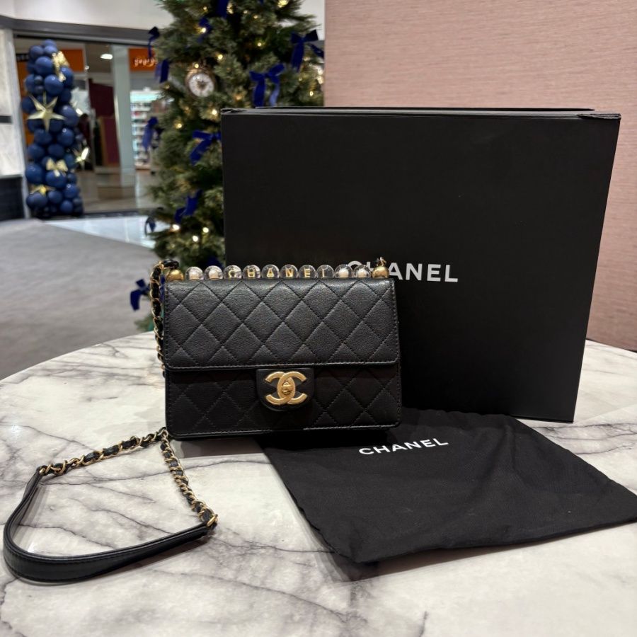 Pre-Owned Chanel Black Chic Pearls Small Flap Bag with Gold Hardware Pre-Owned Chanel Black Chic Pearls Small Flap Bag with Gold Hardware
