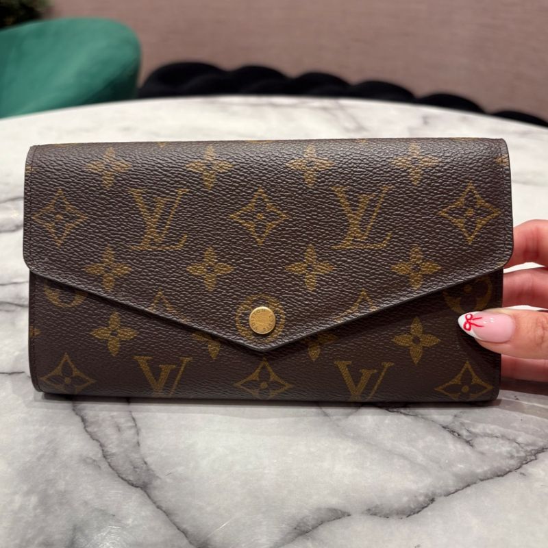 Pre-Owned Louis Vuitton Sarah Wallet in Monogram Canvas & Fuchsia Interior Pre-Owned Louis Vuitton Sarah Wallet in Monogram Canvas & Fuchsia Interior