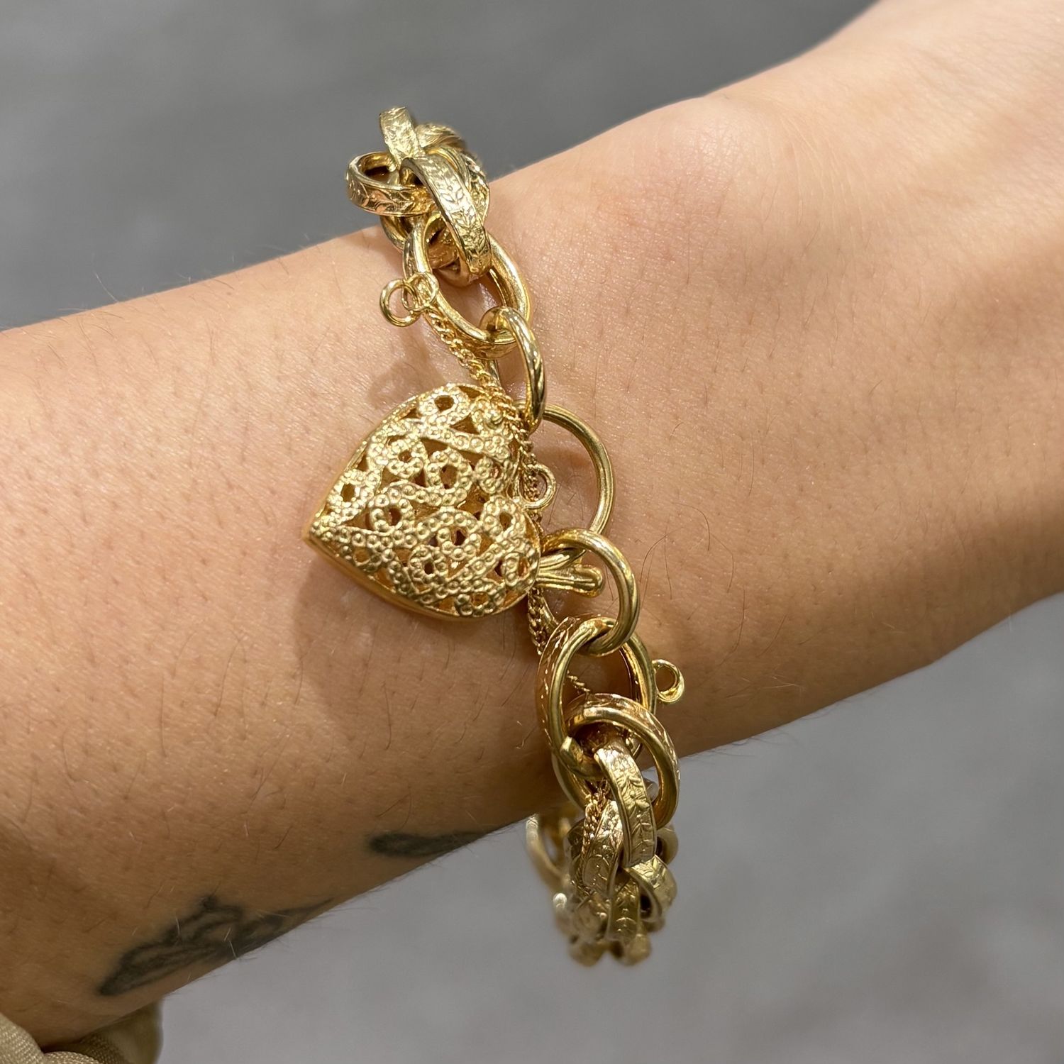 Pre-Owned 9ct Yellow Gold Patterned Heart Clasp Bracelet 19g Pre-Owned 9ct Yellow Gold Patterned Heart Clasp Bracelet 19g