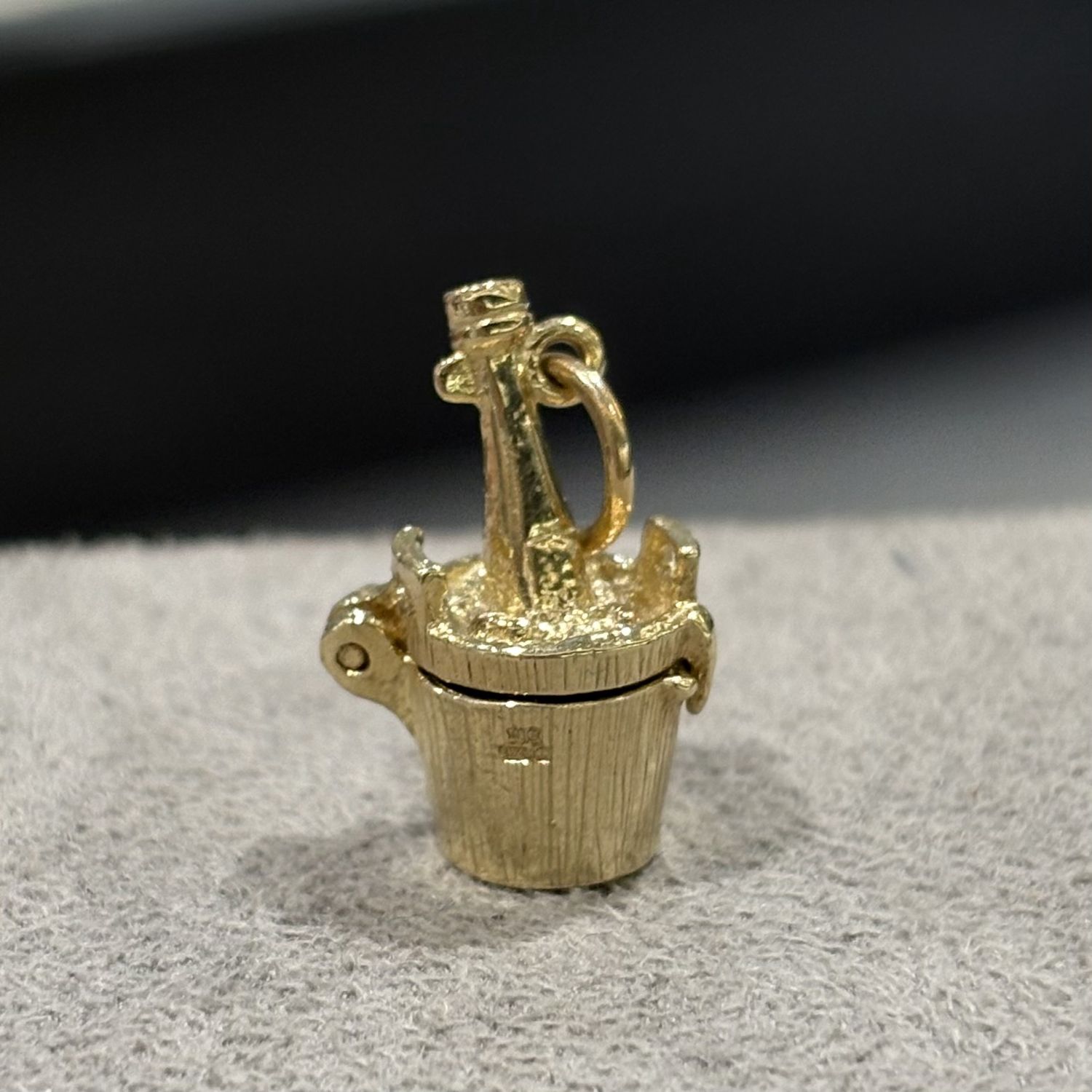 Pre-Owned 9ct Yellow Gold Champagne Charm 2.9g