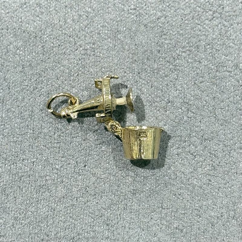 Pre-Owned 9ct Yellow Gold Champagne Charm 2.9g