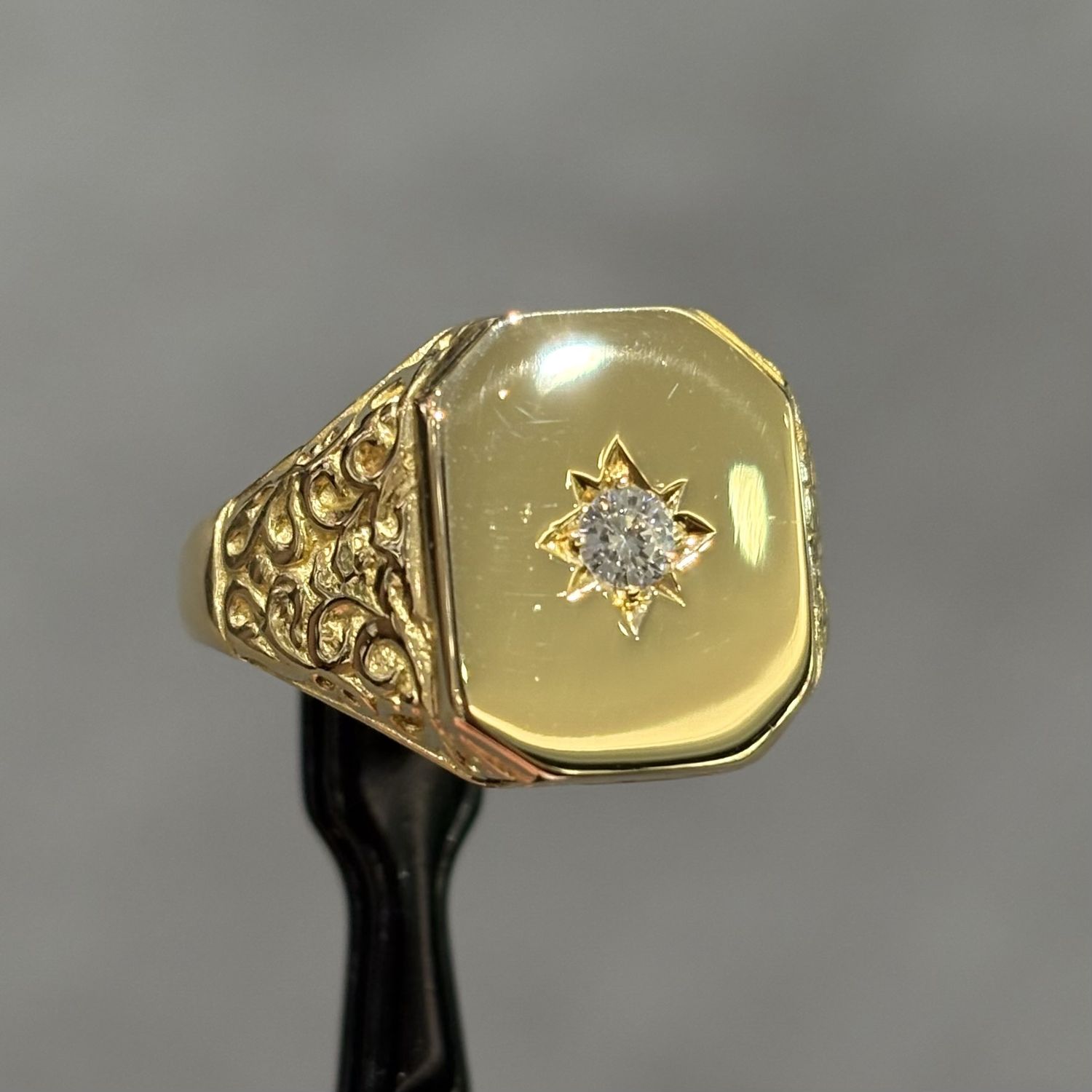 Pre-Owned 18ct Yellow Gold 0.13ct Diamond Set Gents Signet Ring