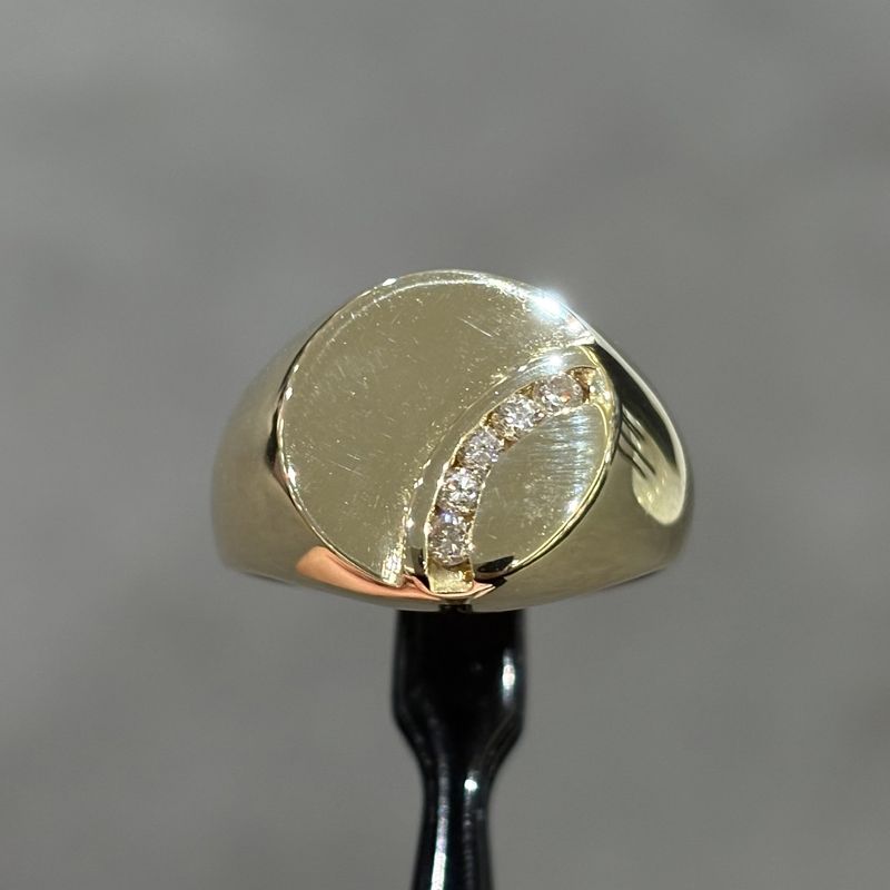 Pre-Owned 14ct Yellow Gold 0.15ct Diamond Gents Oval Signet Ring