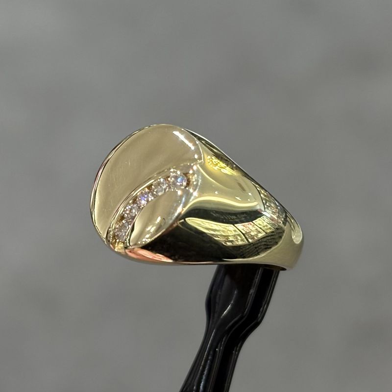 Pre-Owned 14ct Yellow Gold 0.15ct Diamond Gents Oval Signet Ring