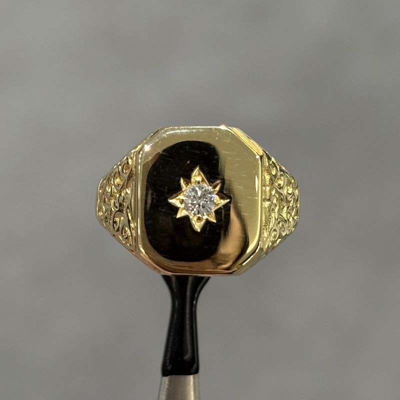 Pre-Owned 18ct Yellow Gold 0.13ct Diamond Set Gents Signet Ring