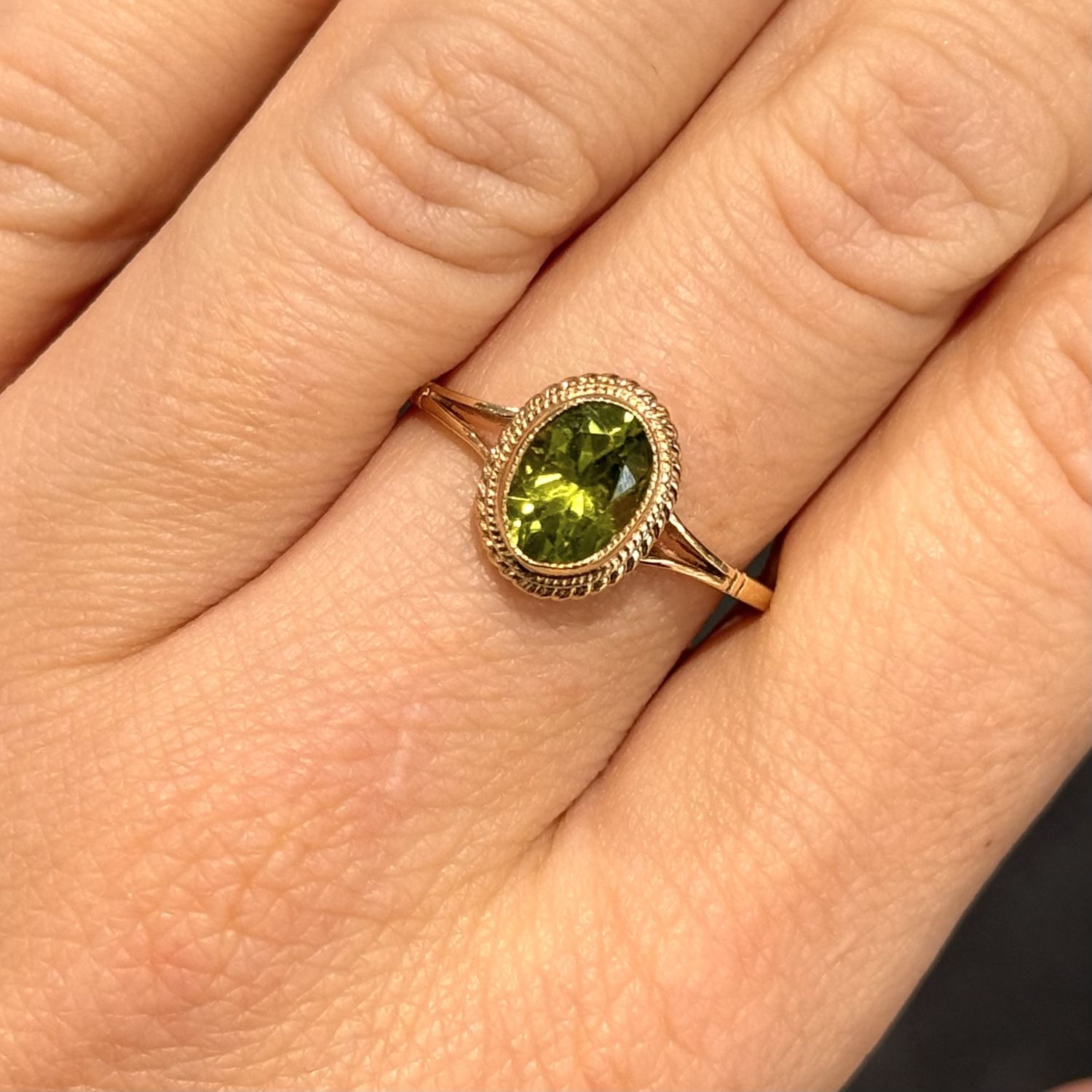 Pre-Owned 9ct Yellow Gold 1.30ct Oval Peridot Ring