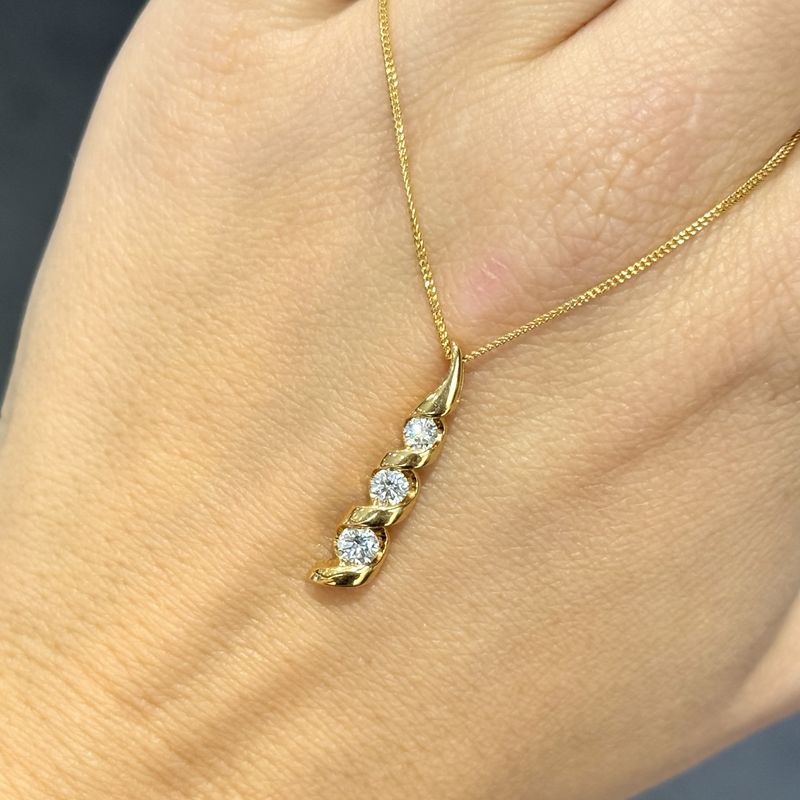 Pre-Owned 18ct Yellow Gold 0.25ct Diamond Drop Pendant