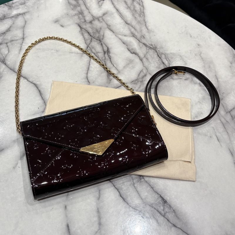 Pre-Owned Louis Vuitton Mira Chain Monogram Vernis Amarante Clutch Bag in Burgundy Patent Pre-Owned Louis Vuitton Mira Chain Monogram Vernis Amarante Clutch Bag in Burgundy Patent