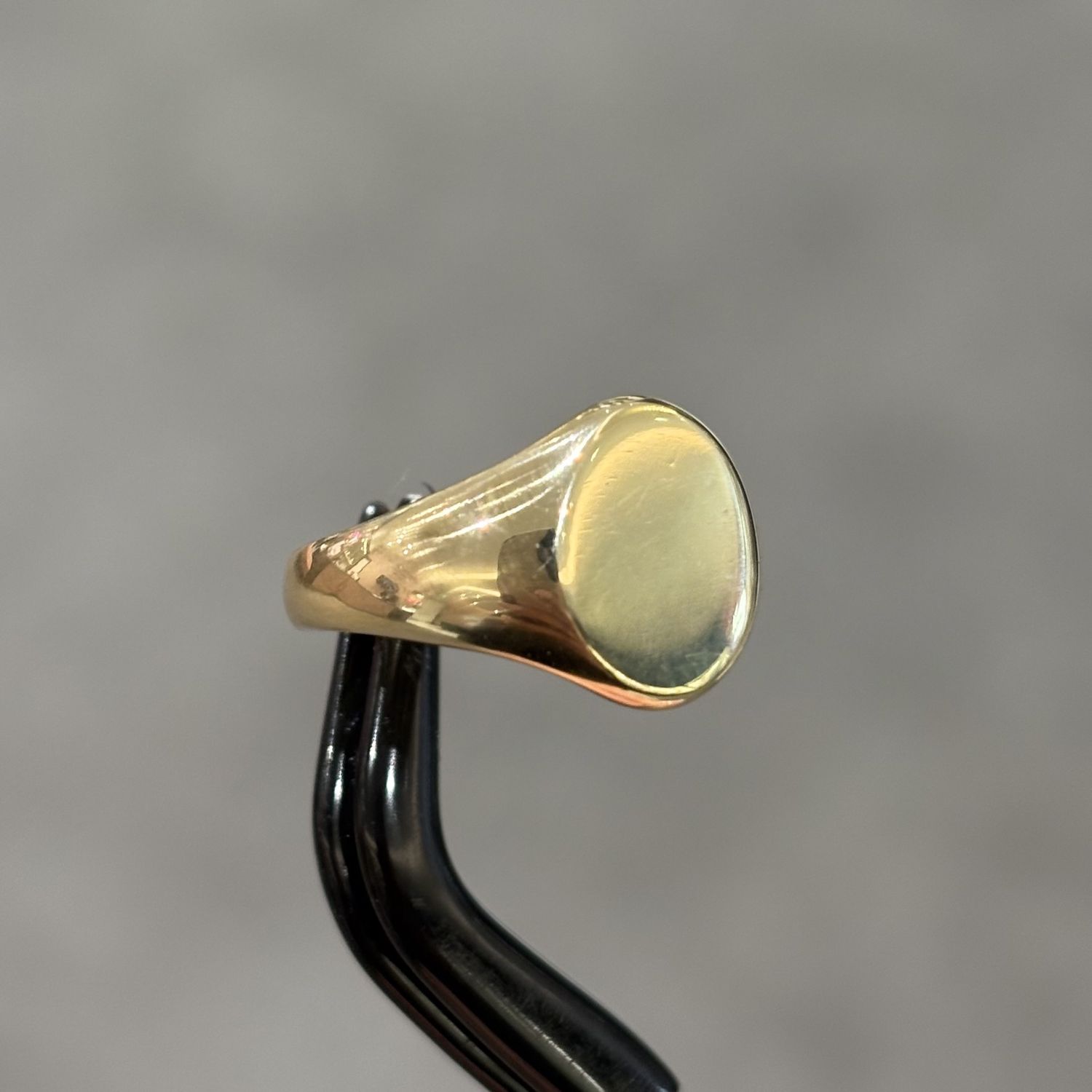 Pre-Owned 9ct Yellow Gold 10 x 12mm Oval Signet Ring 4.6g Pre-Owned 9ct Yellow Gold 10 x 12mm Oval Signet Ring 4.6g