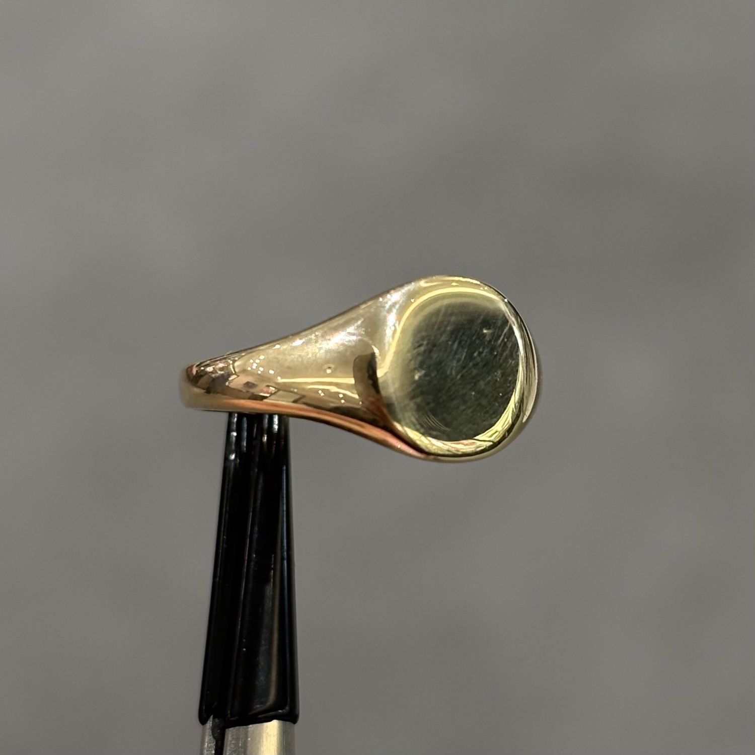 Pre-Owned 9ct Yellow Gold 9.5mm Cushion Shape Signet Ring 4.3g