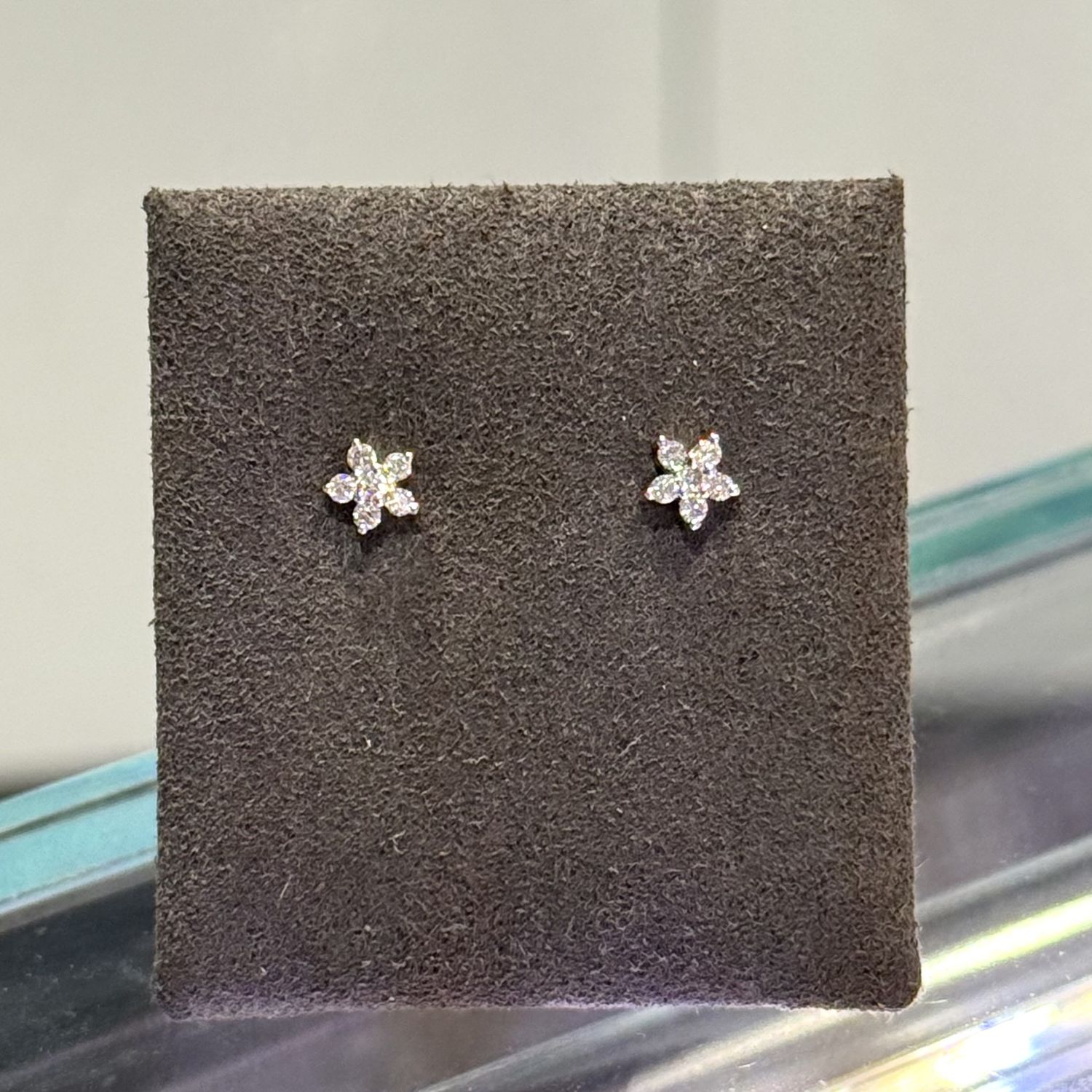 Pre-Owned 9ct White Gold 0.12ct Diamond Flower Stud Earrings Pre-Owned 9ct White Gold 0.12ct Diamond Flower Stud Earrings