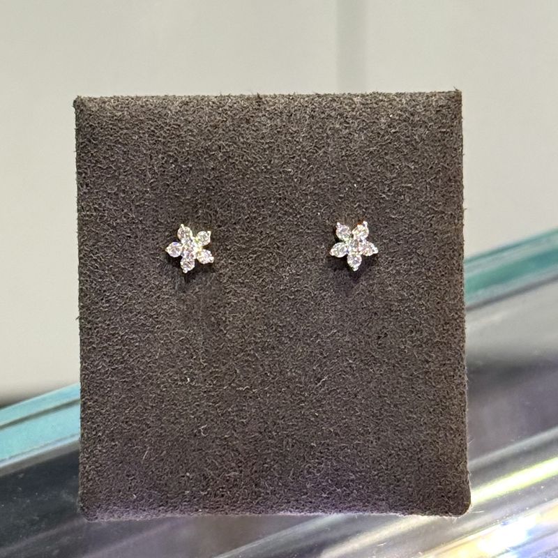 Pre-Owned 9ct White Gold 0.12ct Diamond Flower Stud Earrings Pre-Owned 9ct White Gold 0.12ct Diamond Flower Stud Earrings