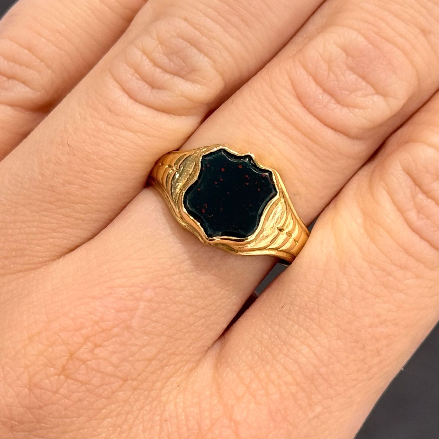Pre-Owned Antique Victorian 18ct Yellow Gold Bloodstone Signet Ring Circa 1900