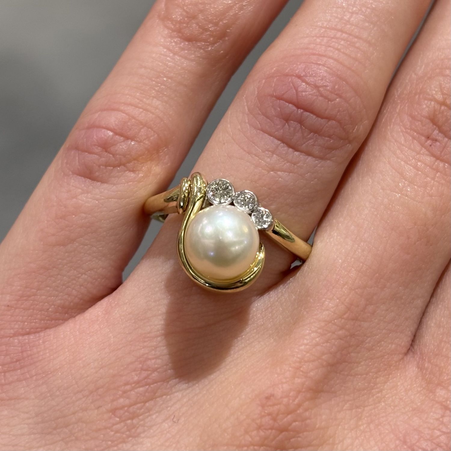 Pre-Owned 14ct Yellow Gold 8mm Pearl &amp; 0.11ct Diamond Ring
