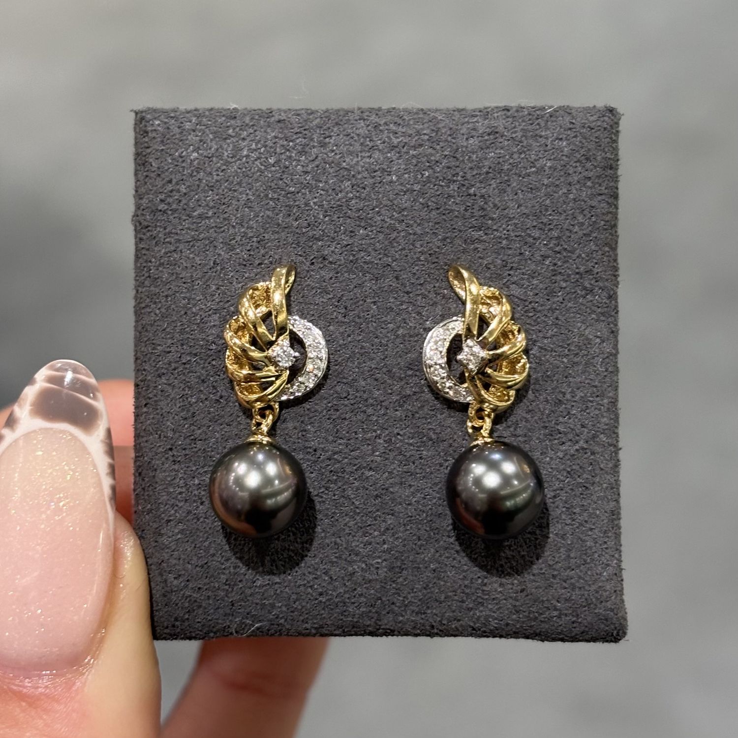 Pre-Owned 18ct Yellow Gold Peacock Pearl & Diamond Drop Stud Earring Pre-Owned 18ct Yellow Gold Peacock Pearl & Diamond Drop Stud Earring