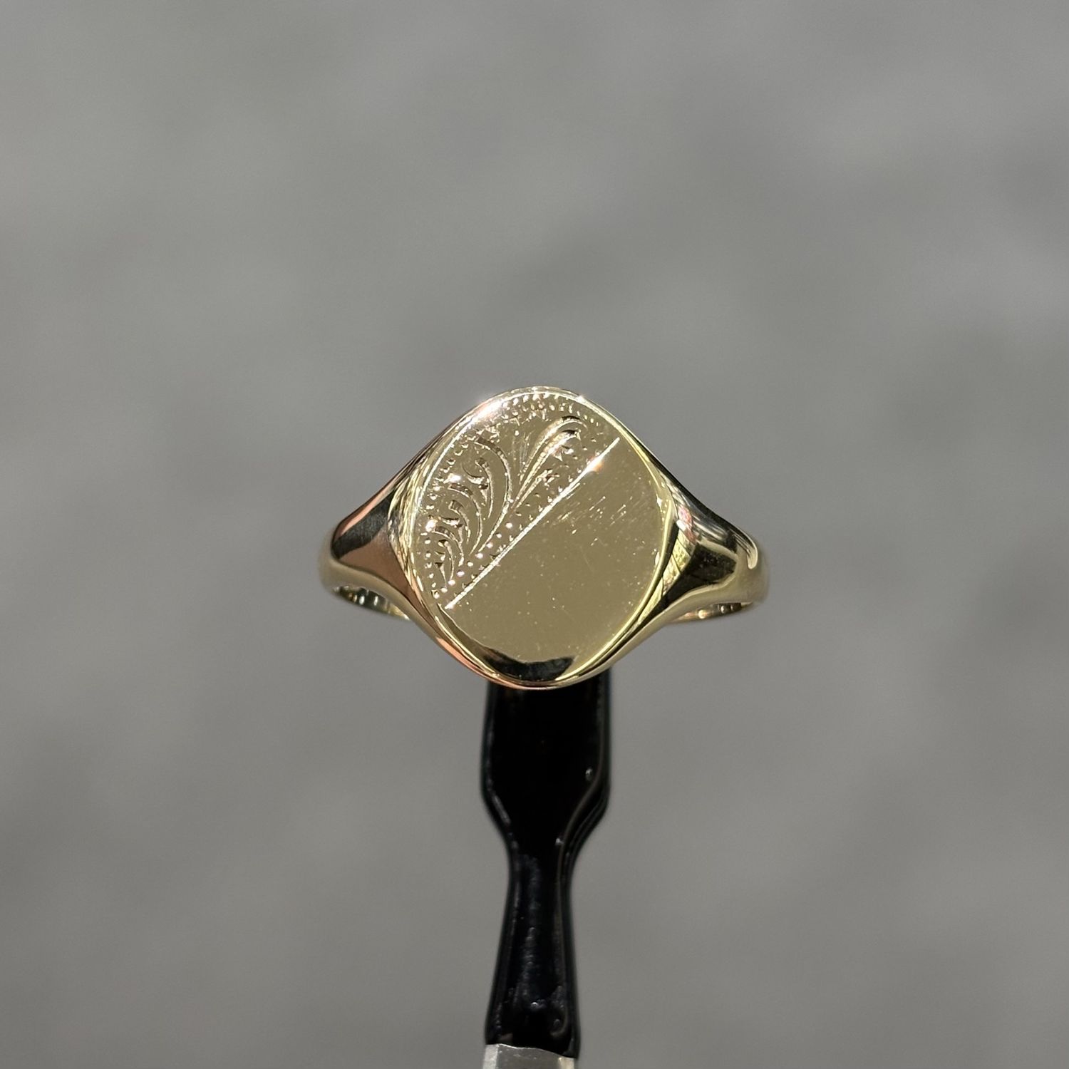 Pre-Owned 9ct Yellow Gold Oval Diagonal Engraved Signet Ring Pre-Owned 9ct Yellow Gold Oval Diagonal Engraved Signet Ring