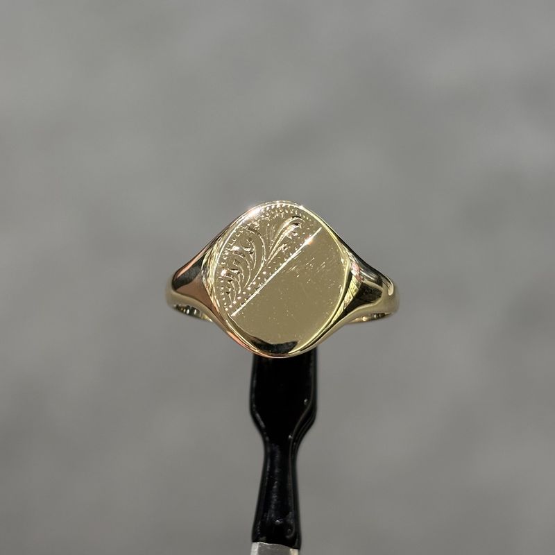 Pre-Owned 9ct Yellow Gold Oval Diagonal Engraved Signet Ring