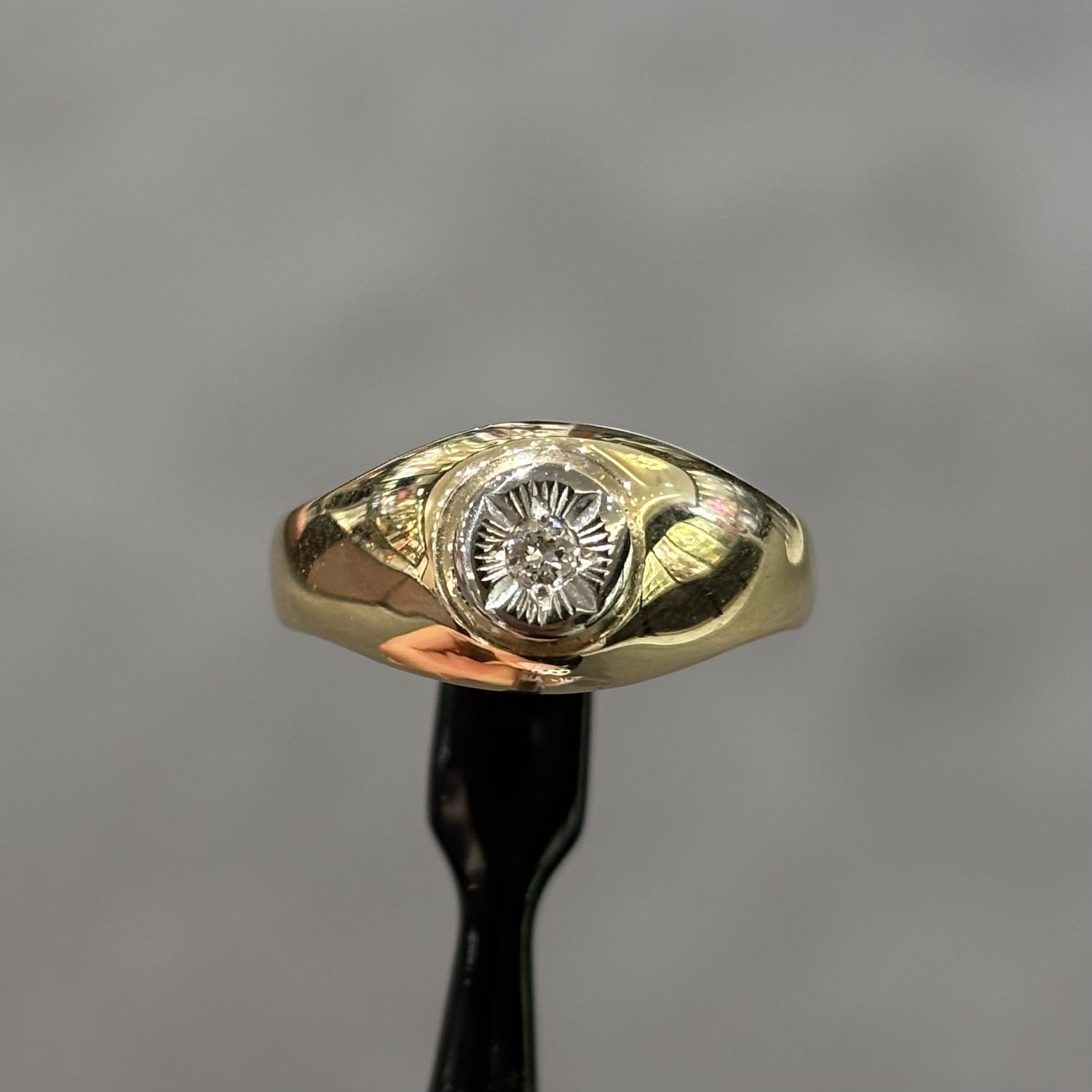 Pre-Owned 9ct Yellow Gold Diamond Star Set Gents Signet Ring Pre-Owned 9ct Yellow Gold Diamond Star Set Gents Signet Ring