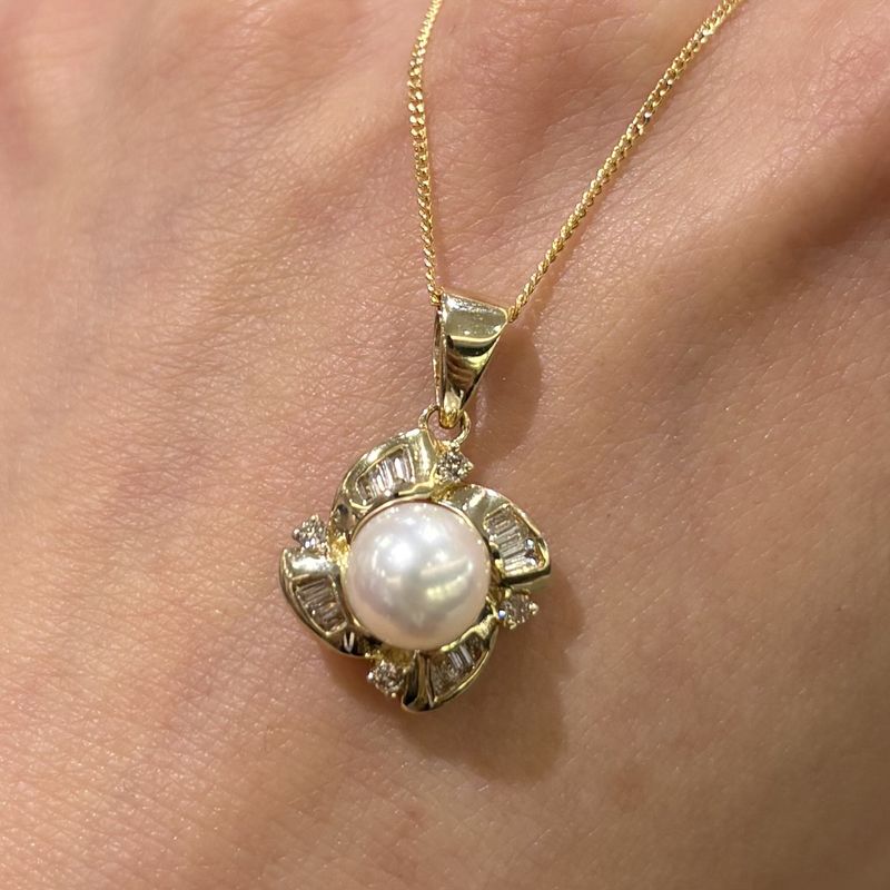 Pre-Owned 14ct Yellow Gold Pearl & Diamond Flower Pendant Pre-Owned 14ct Yellow Gold Pearl & Diamond Flower Pendant