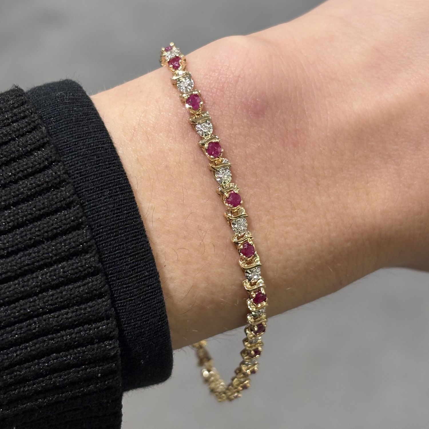 Pre-Owned 9ct Yellow Gold Ruby & Diamond Tennis Bracelet 6.3g Pre-Owned 9ct Yellow Gold Ruby & Diamond Tennis Bracelet 6.3g