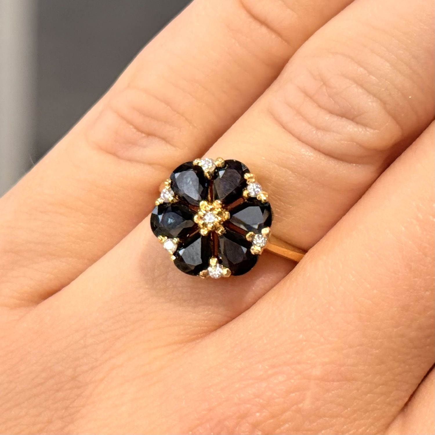 Pre-Owned 18ct Yellow Gold 1.90ct Sapphire & 0.07ct Diamond Ring Pre-Owned 18ct Yellow Gold 1.90ct Sapphire & 0.07ct Diamond Ring