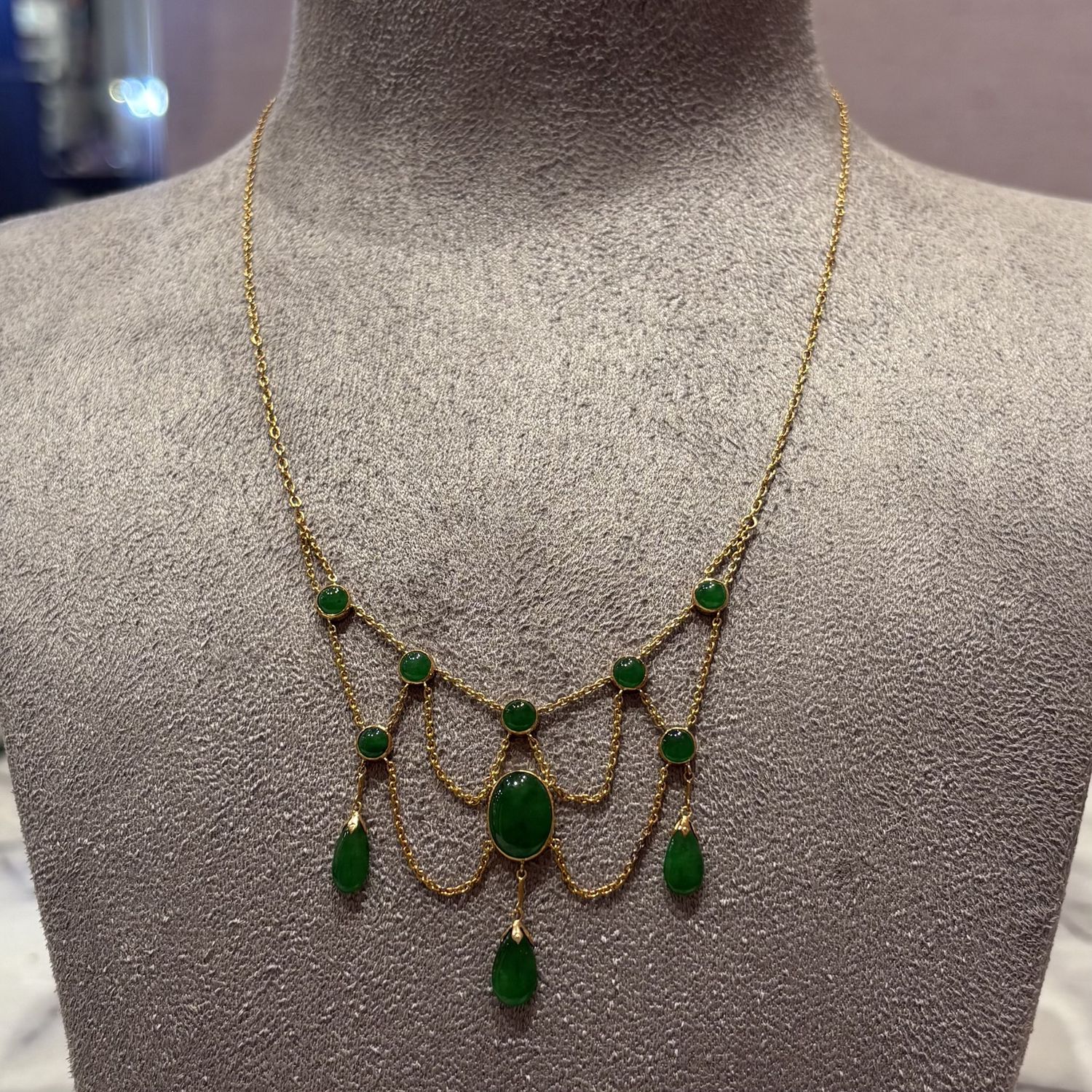 Pre-Owned 9ct Yellow Gold 10.20ct Jade Chandelier Style Necklace