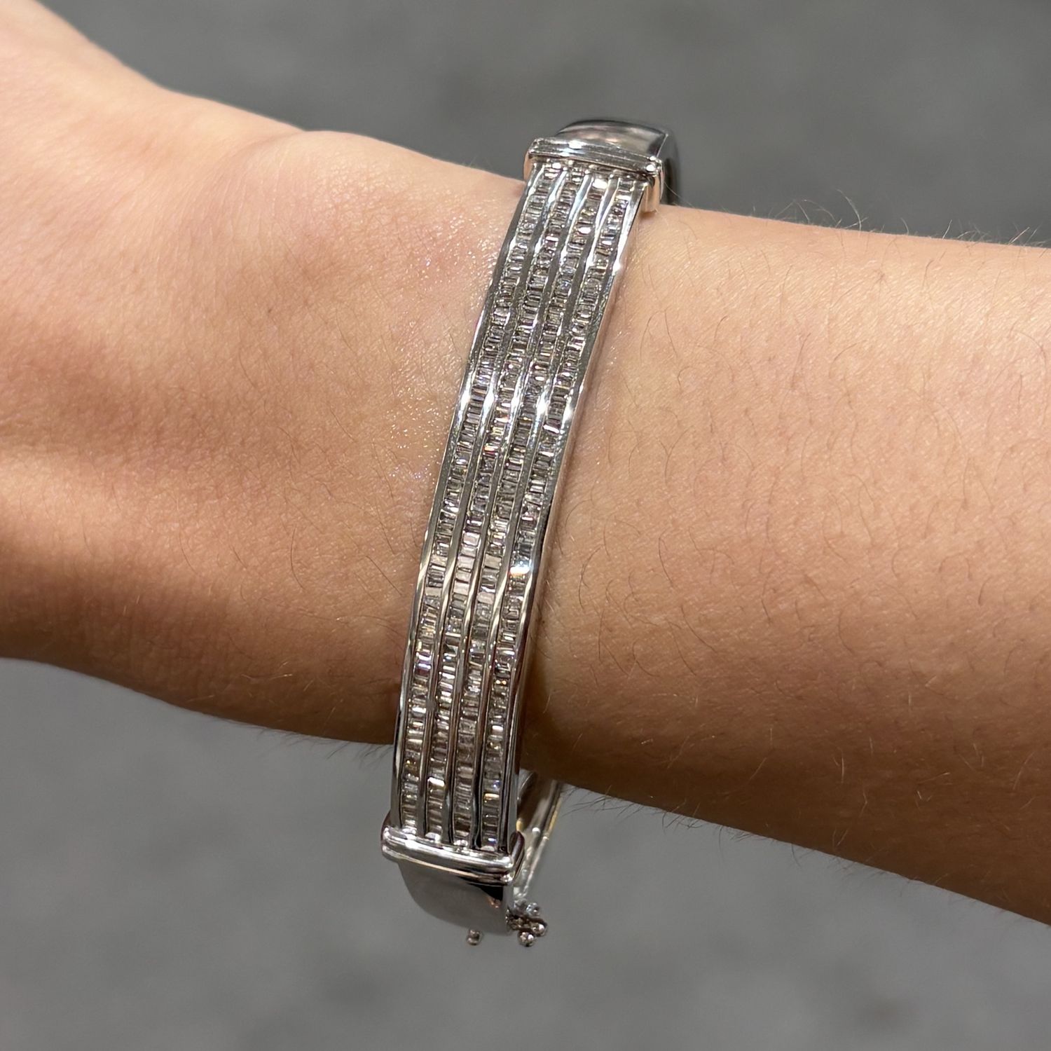 Pre-Owned 9ct White Gold 4 Row Baguette Diamond Hinged Bangle