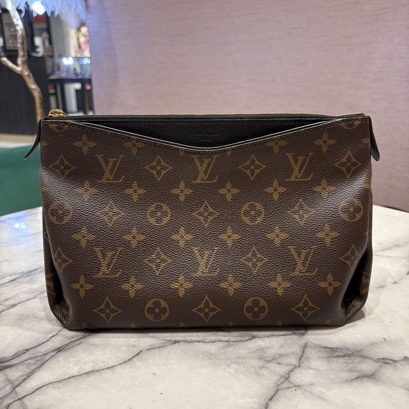Pre-Owned Louis Vuitton Pallas Beauty Case in Monogram Canvas & Black Taurillon Pre-Owned Louis Vuitton Pallas Beauty Case in Monogram Canvas & Black Taurillon