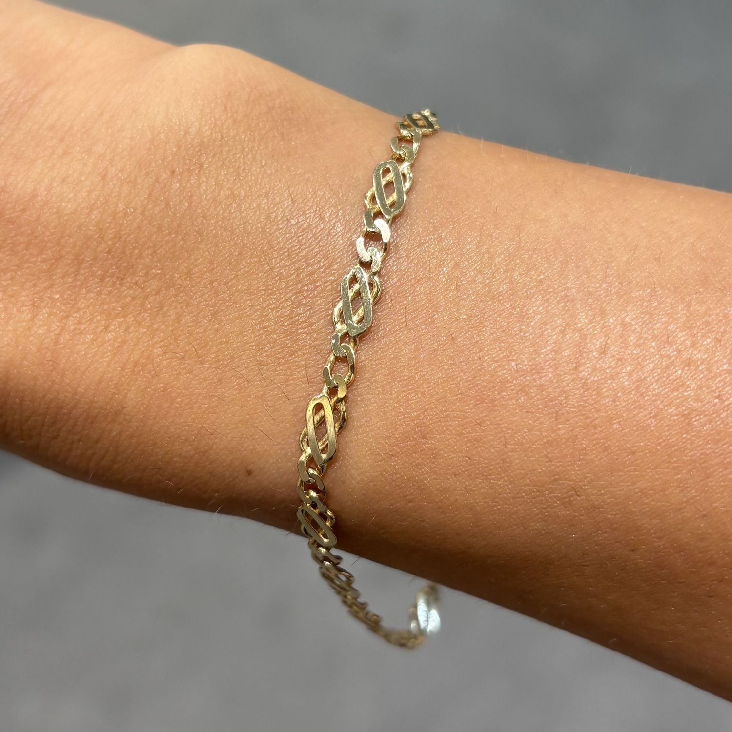 Pre-Owned 9ct Yellow Gold Celtic Knot Style Bracelet Pre-Owned 9ct Yellow Gold Celtic Knot Style Bracelet