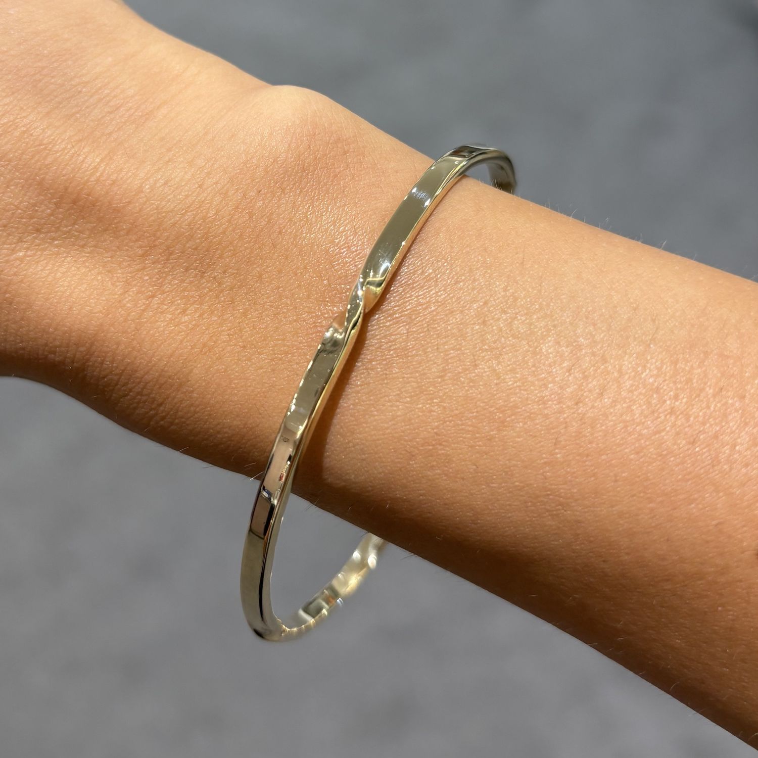 Pre-Owned 9ct Yellow Gold Flat Twisted Slave Bangle 18.4g Pre-Owned 9ct Yellow Gold Flat Twisted Slave Bangle 18.4g