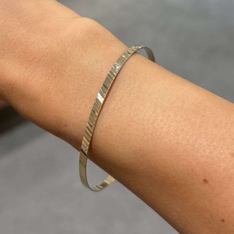 Pre-Owned 9ct Yellow Gold Patterned Slave Bangle 3.7g Pre-Owned 9ct Yellow Gold Patterned Slave Bangle 3.7g