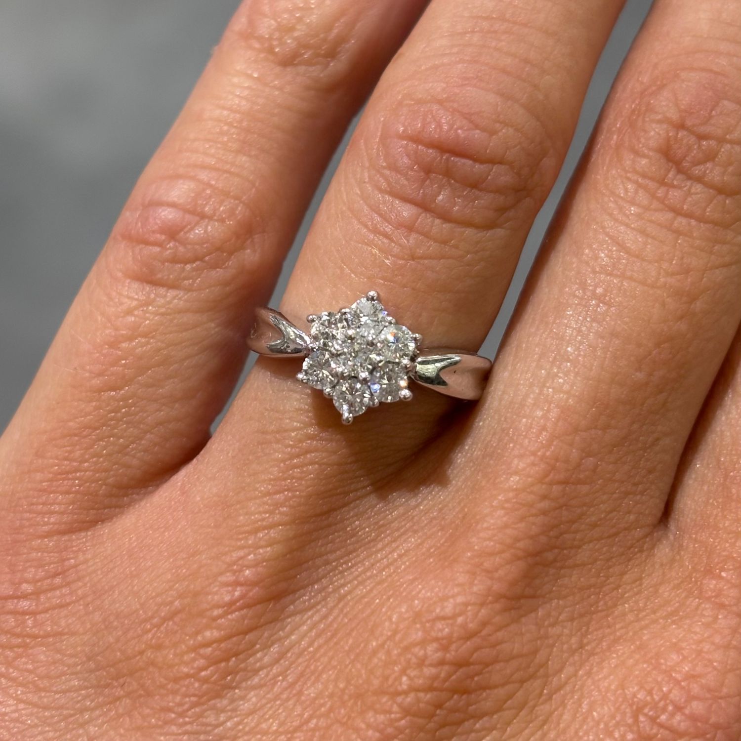 Pre-Owned 18ct White Gold 0.50ct Diamond Cluster Ring H Si Pre-Owned 18ct White Gold 0.50ct Diamond Cluster Ring H Si