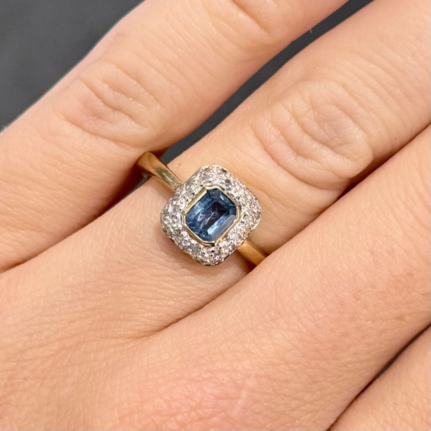 Pre-Owned 9ct Yellow Gold 0.12ct Diamond & 0.60ct Sapphire Ring Pre-Owned 9ct Yellow Gold 0.12ct Diamond & 0.60ct Sapphire Ring