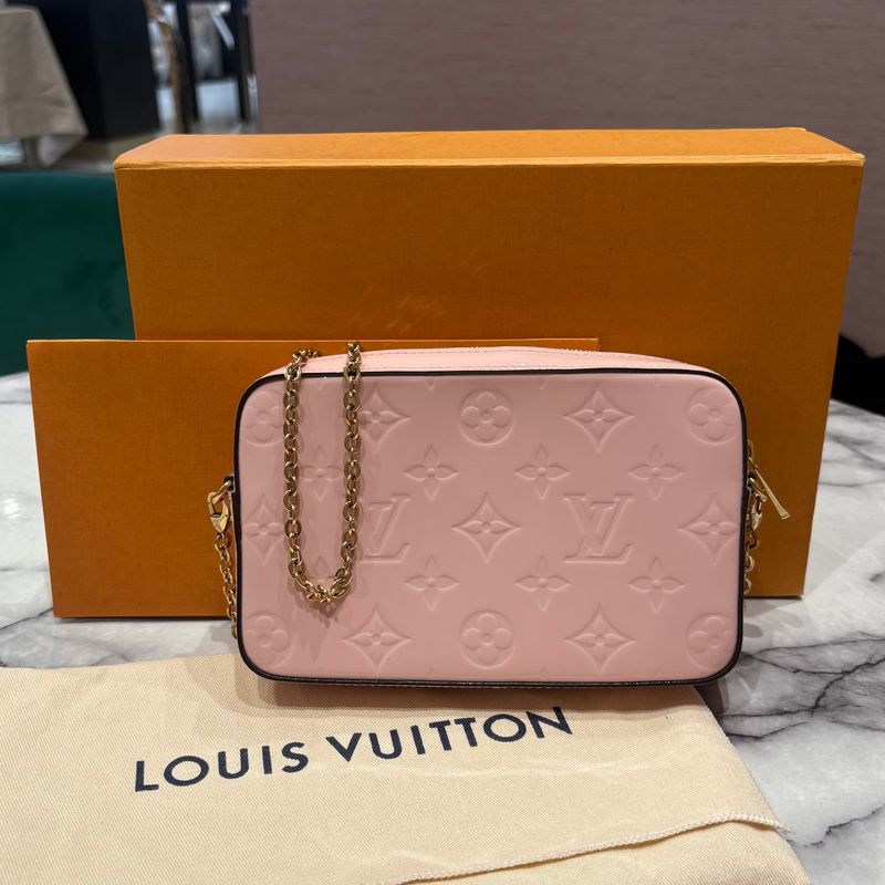 Pre-Owned Louis Vuitton Camera Pouch Bag in Rose Ballerine Monogram Vernis