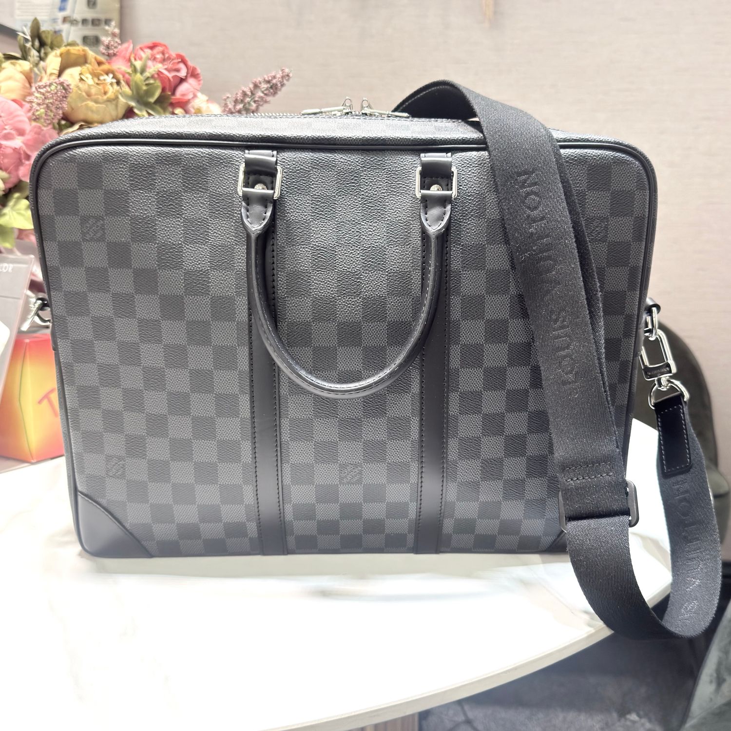 Pre-Owned Louis Vuitton Porte-Documents Voyager GM in Damier Graphite