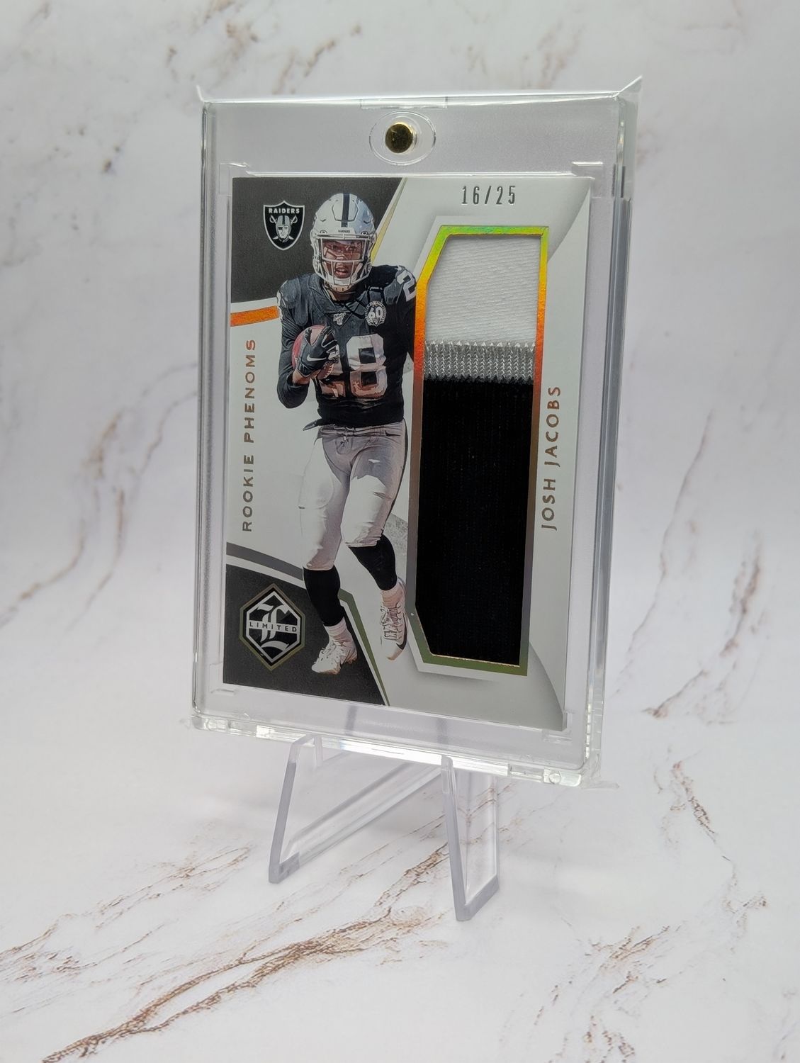 2019 Panini Limited - Rookie Phenoms Josh Jacobs #RP-6 Spotlight Gold /25 (MEM) 2019 Panini Limited - Rookie Phenoms Josh Jacobs #RP-6 Spotlight Gold /25 (MEM)