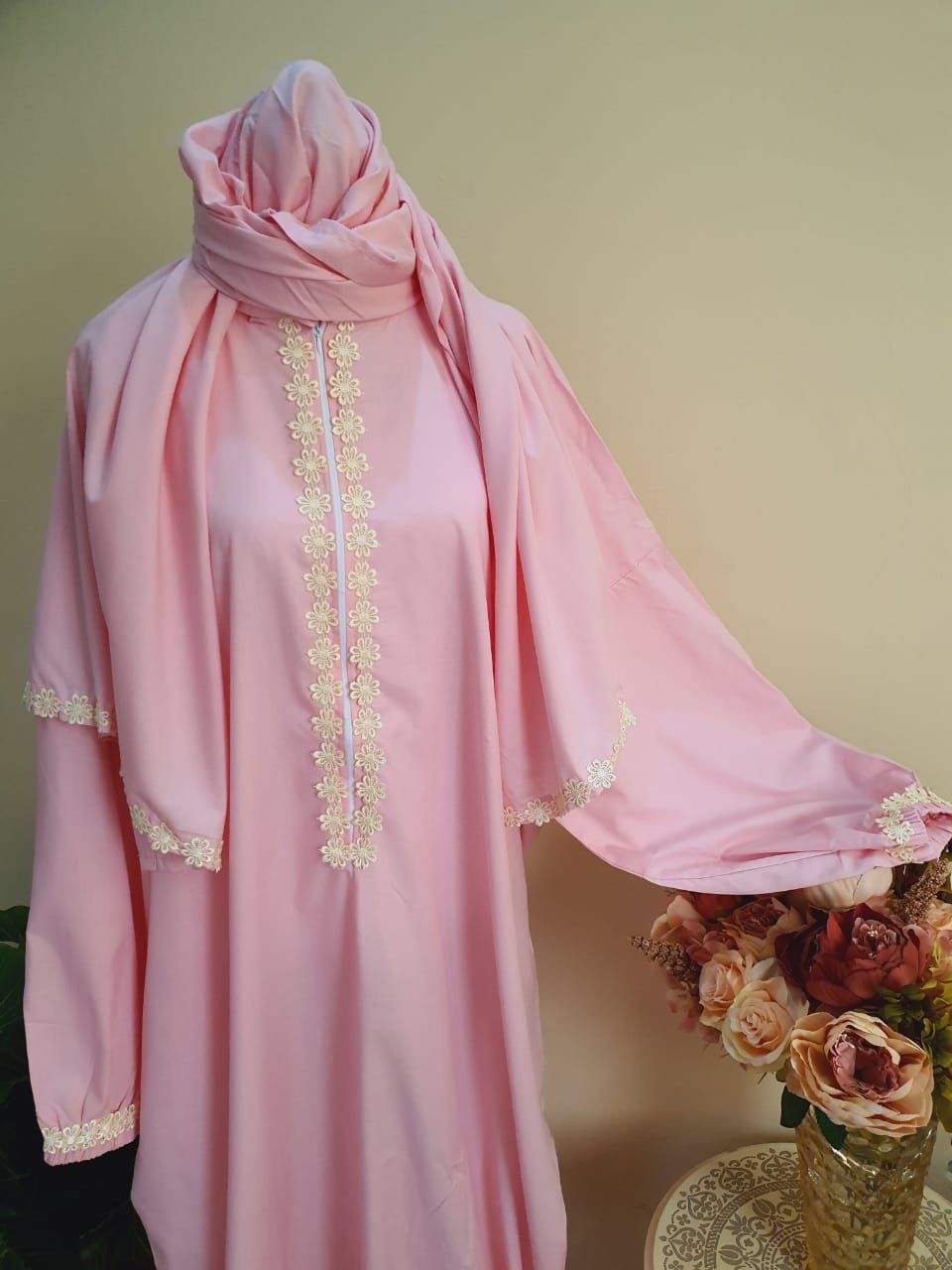 ثوب صلاة وردي