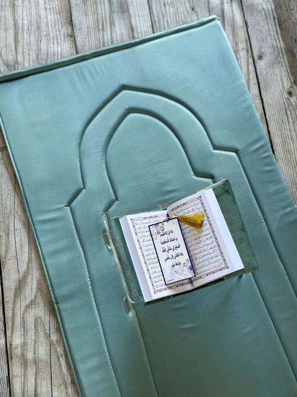 سجادة وغلاف مصحف تركوازي