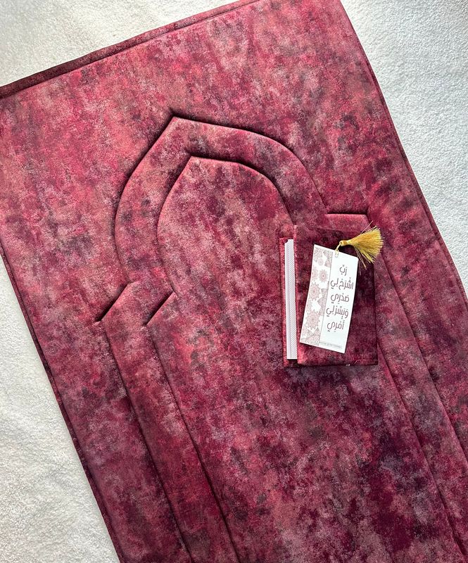 سجادة وغلاف مصحف عنابي ذهبي