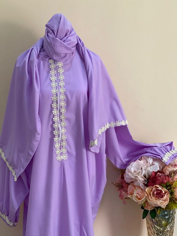 ثوب لون بنفسجي